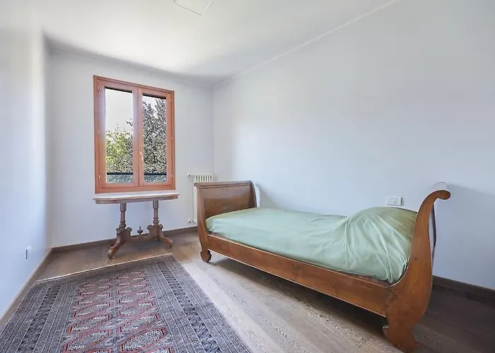 Large Navigli Apartment Mailand