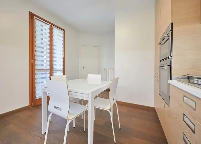 Large Navigli Apartment Mailand